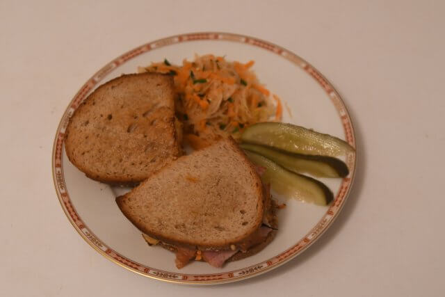 Teller mit Sandwichs und Beilagen