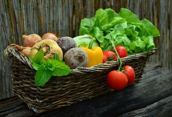 Verschiedene Gemüse und Salat in einem Korb